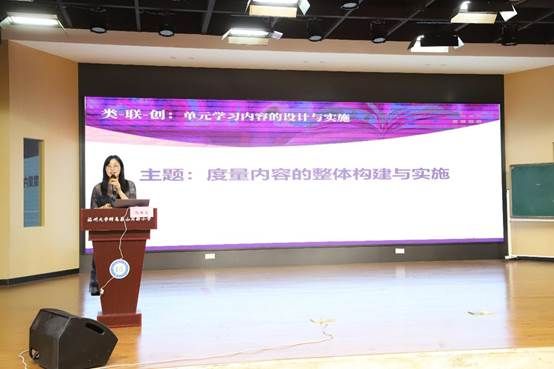 桌子上的电视屏幕AI 生成的内容可能不正确。