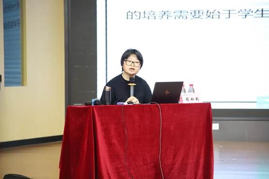 穿红色衣服的人AI 生成的内容可能不正确。